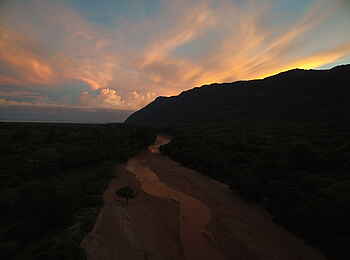 Wayo Manyara Green Camp: Sonnenuntergang am Seeufer