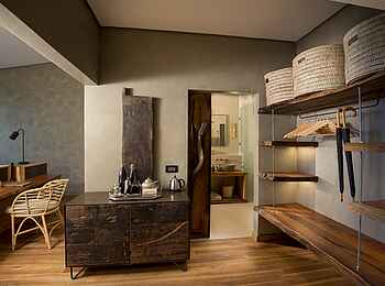 Bumi Hills Safari Lodge: Lake View Suite - Dress Room Bumi Hills Safari Lodge: Lake View Suite - Dress Room