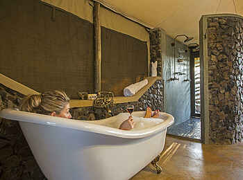 Camp Kuzuma: Badewanne und Doppeldusche Camp Kuzuma: Badewanne und Doppeldusche