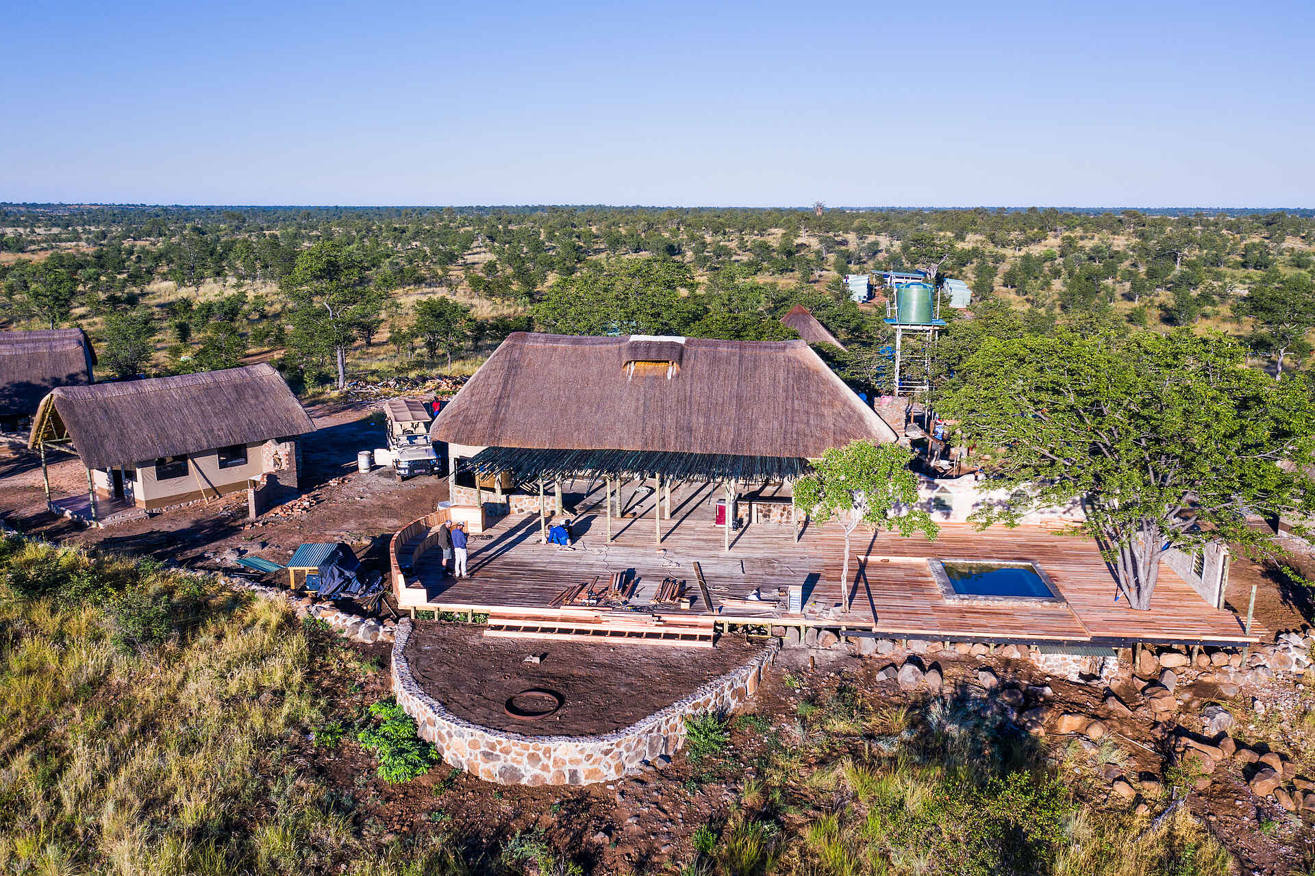Deka Camp: Hauptgebäude mit Boma Deka Camp, Hwange National Park, Machaba Safaris, Scott Ramsay, Zimbabwe, Afrikarma, Afrikarma Safaris, Afrikarma Safaris. Wildnis. Hautnah., Afrikarma.de, Gesamtansicht, Hauptgebäude, Luftbild, Panorama