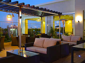 Eka Hotel: Bar auf der Terrasse mit schönen Loungemöbeln