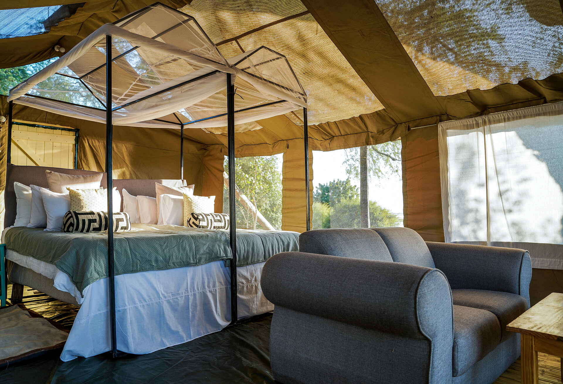 Bushlife Safaris, Des Murray, Little Vundu Camp, Mana Pools National Park, Nich Murray, Gästezelt, Moskitonetz, Sofa, Afrikarma, Afrikarma Safaris, Afrikarma Safaris. Wildnis. Hautnah., Afrikarma.de