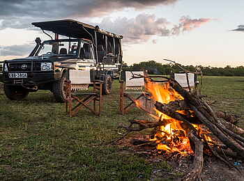 Losokwan Camp: Geländewagen am Lagerfeuer