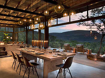 Marataba Mountain Lodge: Beleuchteter Essbereich Marataba Mountain Lodge: Beleuchteter Essbereich
