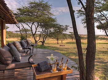 Naboisho Camp: Terrasse in der Main-Area