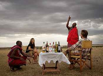 Serian Nkorombo: Guides erzählen beim Sundowner
