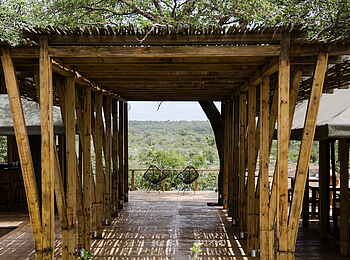 Simbavati Hilltop Lodge: Durchgang zur Terrasse