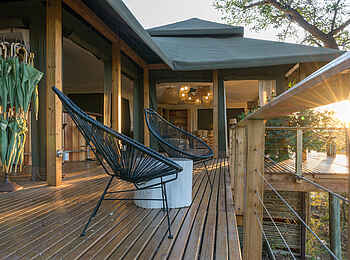 Simbavati Hilltop Lodge: Zwei Stühle auf der Terrasse.