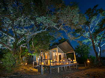 Simbavati River Lodge: Gästeunterkunft bei Nacht