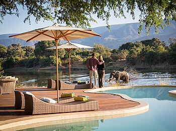 Time + Tide Chongwe House: Elefanten vor der Terrasse Time + Tide Chongwe House: Elefanten vor der Terrasse