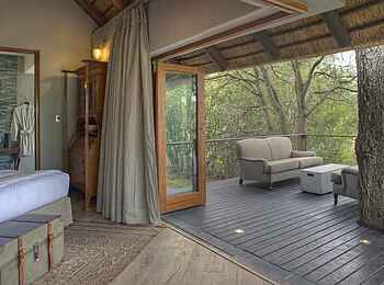 &Beyond Ngala Safari Lodge: In die Natur integrierte Terrasse