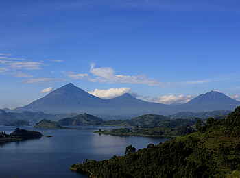Chameleon Hills Lodge: Der Lake Mutanda mit der mächtigen Bergkette des Virunga Vulcanos im Hintergrund