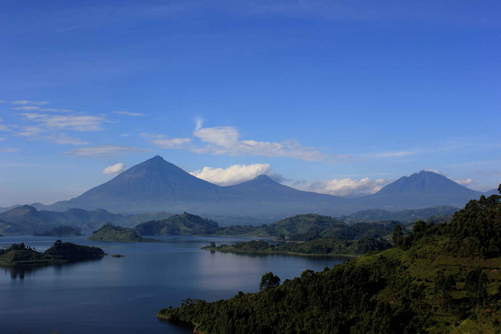 Chameleon Hills Lodge: Der Lake Mutanda mit der mächtigen Bergkette des Virunga Vulcanos im Hintergrund Chameleon Hills Lodge: Der Lake Mutanda mit der mächtigen Bergkette des Virunga Vulcanos im Hintergrund