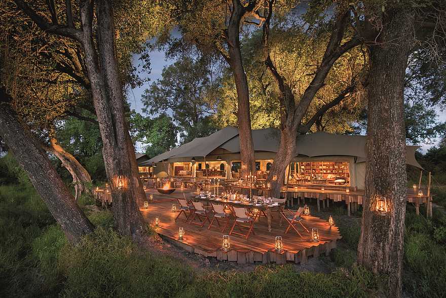 Duba Plains Camp: Blick auf das Hauptzelt unter Bäumen Duba Plains Camp: Blick auf das Hauptzelt unter Bäumen