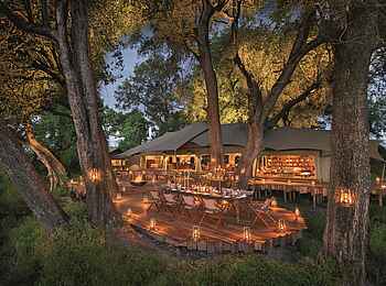 Duba Plains Camp: Blick auf das Hauptzelt unter Bäumen