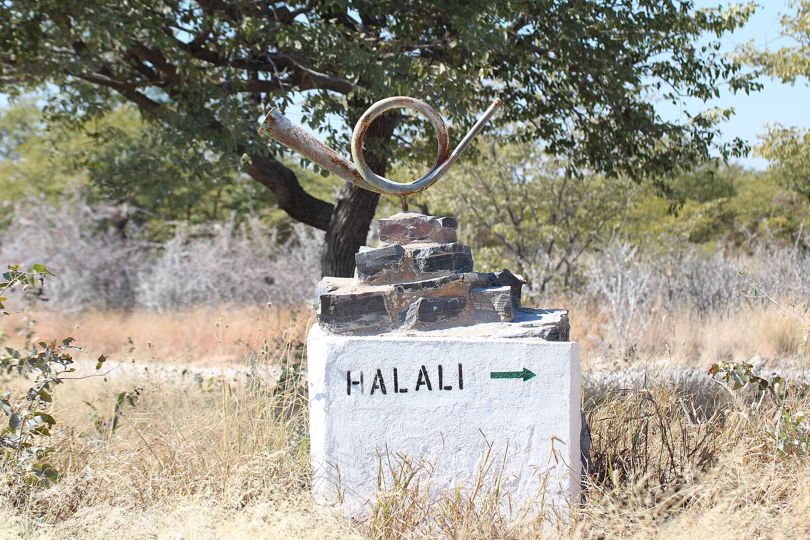 Halali Camp: Wegweiser Halali Camp: Wegweiser