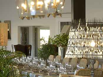 Mushara Outpost: Leuchter über dem Esstisch