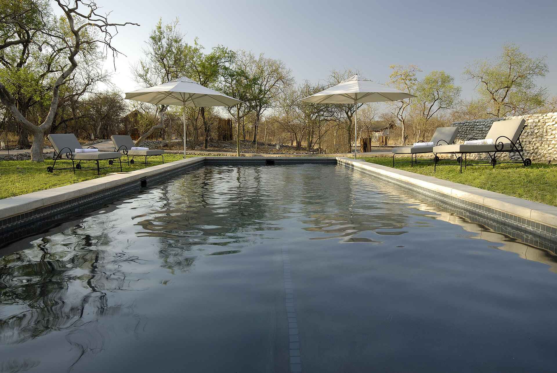 Garten, Liegestühle, Park, Pool, Reflecting Pool, Sonnenschirm, Etosha, Etosha National Park, Mushara Collection, Mushara Outpost, Namutoni, Pampe Family, Etoshapfanne, Östlicher Etosharand
