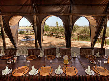Okuti Camp: Essen und Blick auf den Kanal vor dem Camp