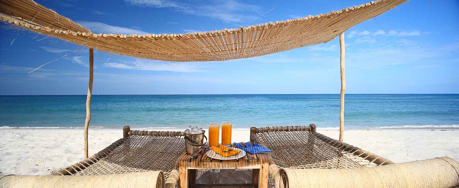 Ras Kutani: Strandbetten mit Sonnensegel Ras Kutani: Strandbetten mit Sonnensegel