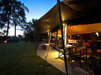 Sala's Camp: Abendbeleuchtung im Hauptzelt Sala's Camp: Abendbeleuchtung im Hauptzelt