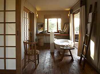Sayari Camp: Wanne und Waschbecken Sayari Camp: Wanne und Waschbecken
