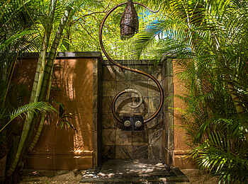 Shanti Maurice Resort & Spa: Eine Außendusche im Grünen