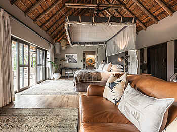 Simbambili Game Lodge: Honeymoon Suite - Lounge