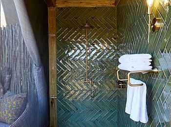 Tuludi Camp: Bad innen Tuludi Camp: Bad innen