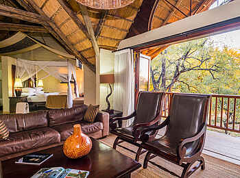 David Livingstone Safari Lodge: Lounge mit Ausblick auf Balkon und Landschaft David Livingstone Safari Lodge: Lounge mit Ausblick auf Balkon und Landschaft