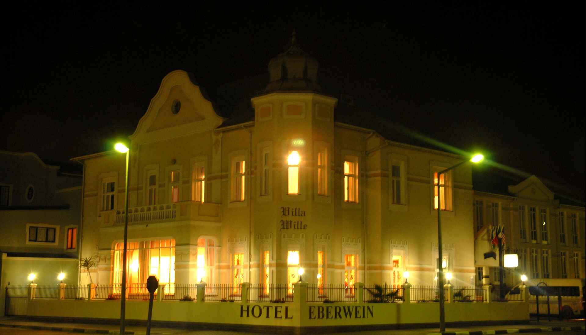 Afrikarma, Afrikarma Safaris, Afrikarma Safaris.Wildnis.Hautnah, Afrikarma.de, Hotel Eberwein, Fenster, Hotel, Lampen