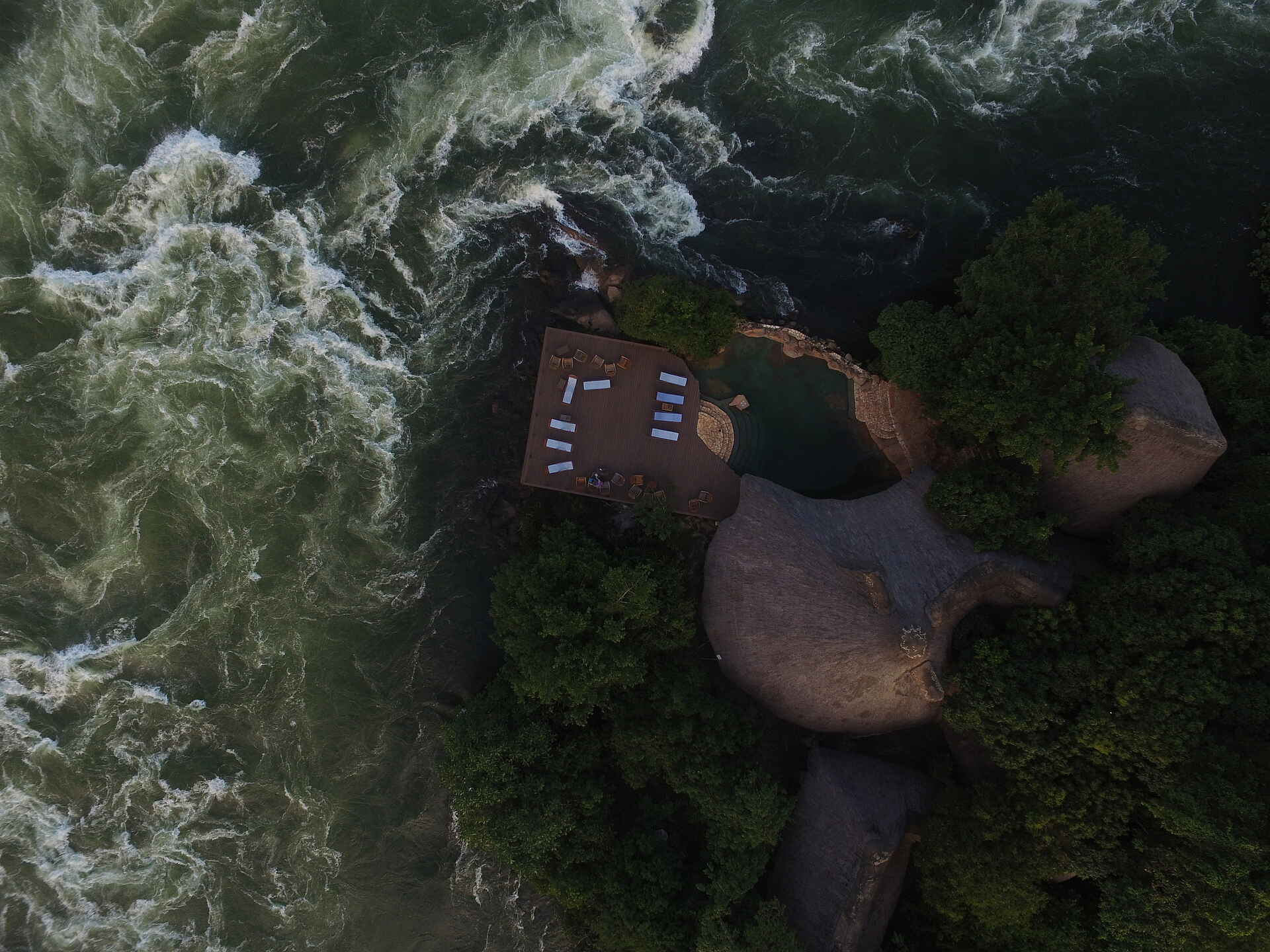 Afrikarma, Afrikarma Safaris, Afrikarma Safaris. Wildnis. Hautnah, Afrikarma.de, Lemala Wildwaters Lodge, Lodge am Nil, Uganda, Uganda Rafting, Wildwaters Lodge, Luftbildaufnahme, Pool, Stromschnelle, Vogelperspektive, Wildwasser