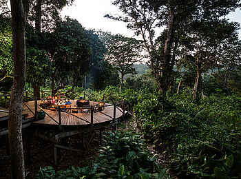 Ngaga Camp: Die Feuerstelle in der Dämmerung