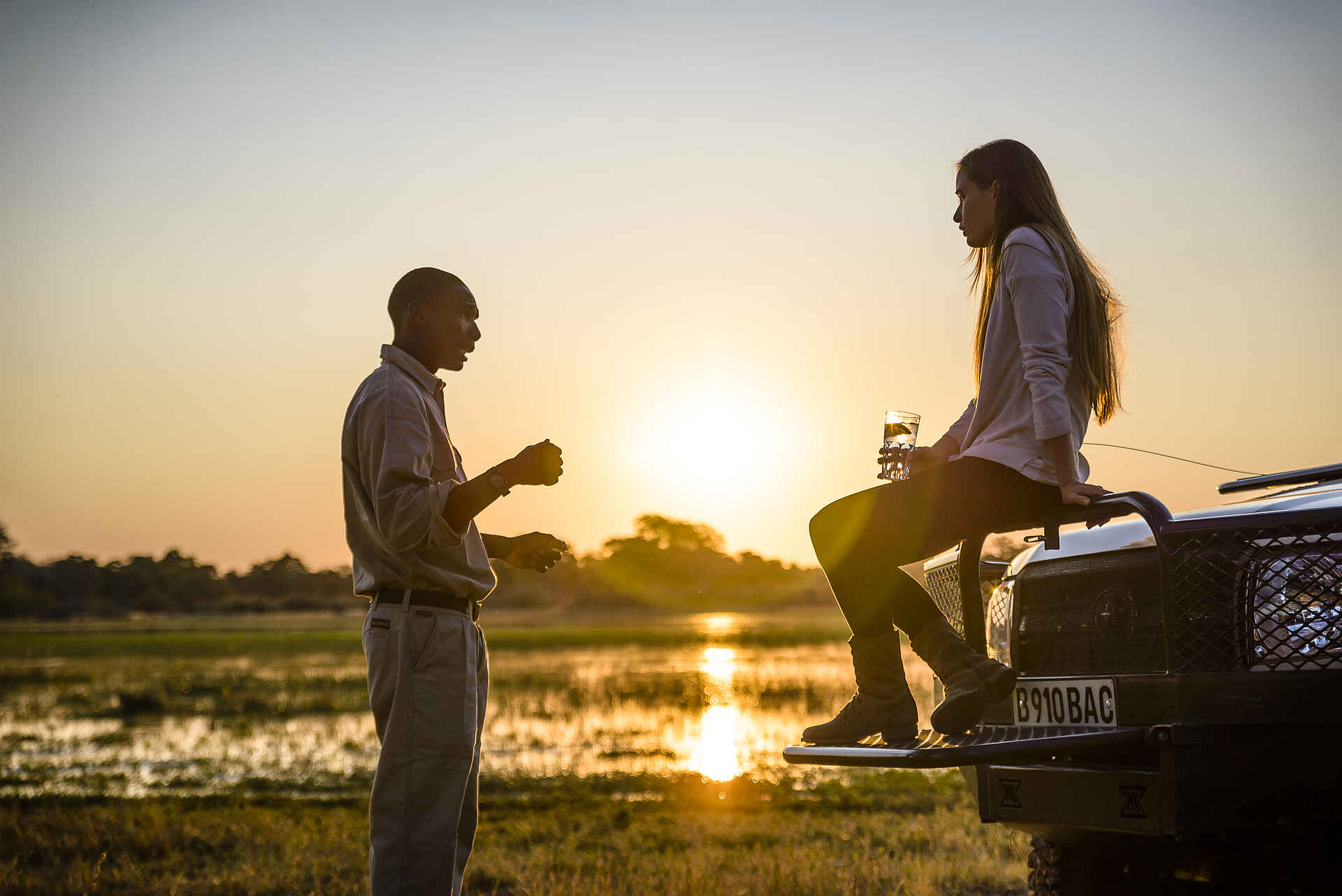 Afrikarma, Afrikarma Safaris, Afrikarma Safaris - Wildnis. Hautnah., Afrikarma.de, Sanctuary Chief's Camp, Gast, Glas, Landrover, Ranger, Savannenlandschaft