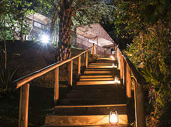 Buhoma Lodge: Beleuchteter Aufgang