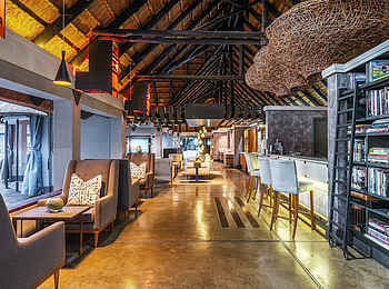 Chobe Water Villas: Bar und Bibliothek