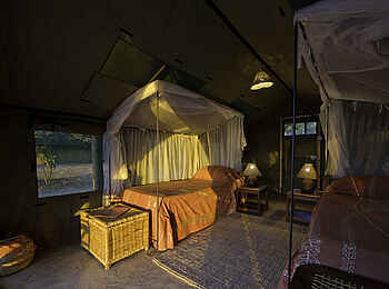 Flatdogs Camp: Inneres eines Luxus-Safari-Zeltes Flatdogs Camp: Inneres eines Luxus-Safari-Zeltes