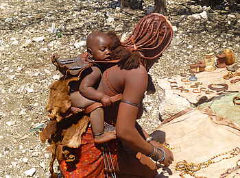 Fort Sesfontein: Eine Himba-Frau mit ihrem Baby