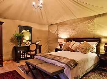 Kadizora Camp: Doppelbett und Schreibtisch Kadizora Camp: Doppelbett und Schreibtisch