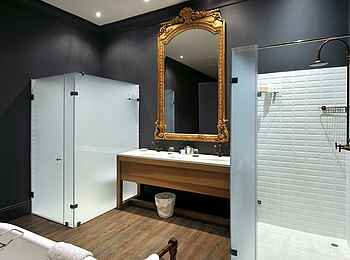 La Cle des Montagnes: Badezimmer mit doppelter Dusche in der Villa La Galerie La Cle des Montagnes: Badezimmer mit doppelter Dusche in der Villa La Galerie