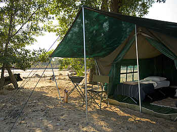 Luangwa Bush Camping: Blick in ein Zelt
