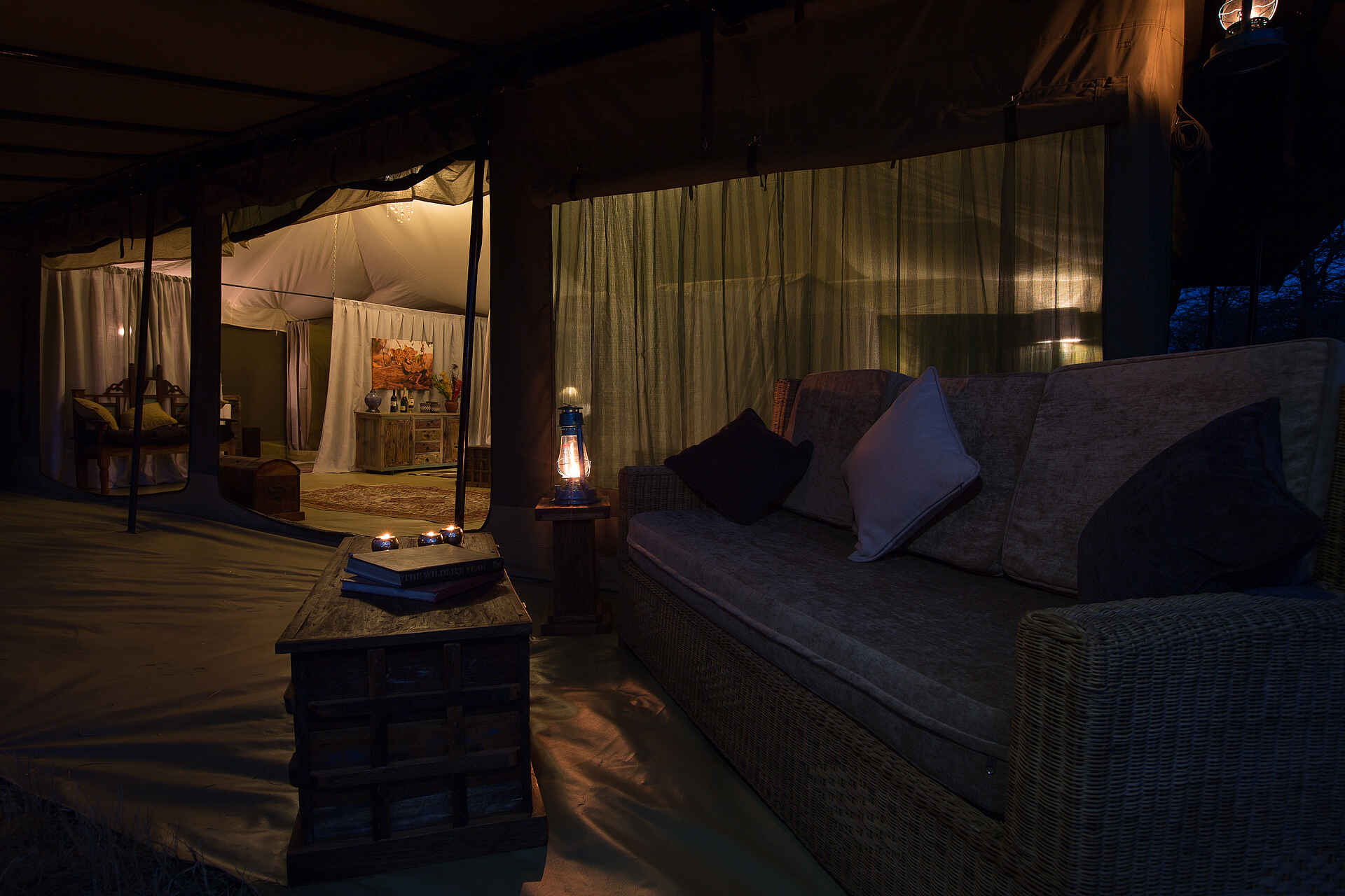 Naona Moru Camp, Nasikia Camps Tanzania, Serengeti Nationalpark, Außenbereich, Couch, Veranda, Afrikarma, Afrikarma Safaris, Afrikarma Safaris - Wildnis. Hautnah., afrikarma.de