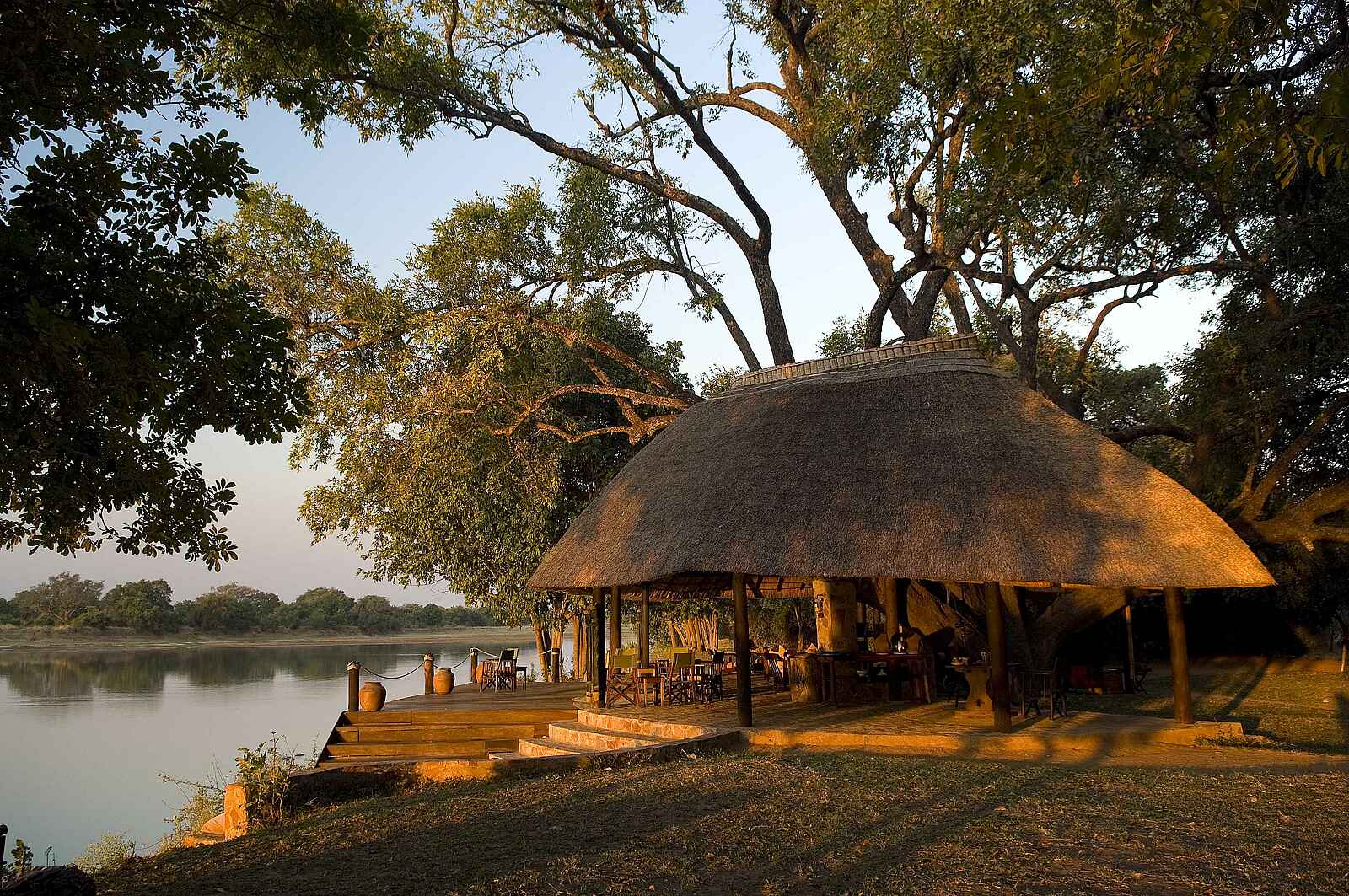 Nkwali Camp: Blick zur Bar Nkwali Camp: Blick zur Bar