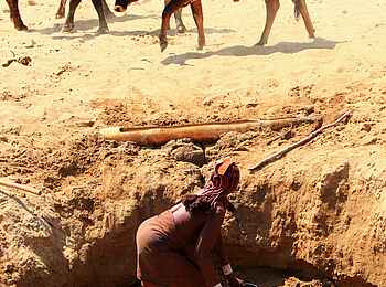 Okahirongo River Camp: Wasserstelle der Himba Okahirongo River Camp: Wasserstelle der Himba