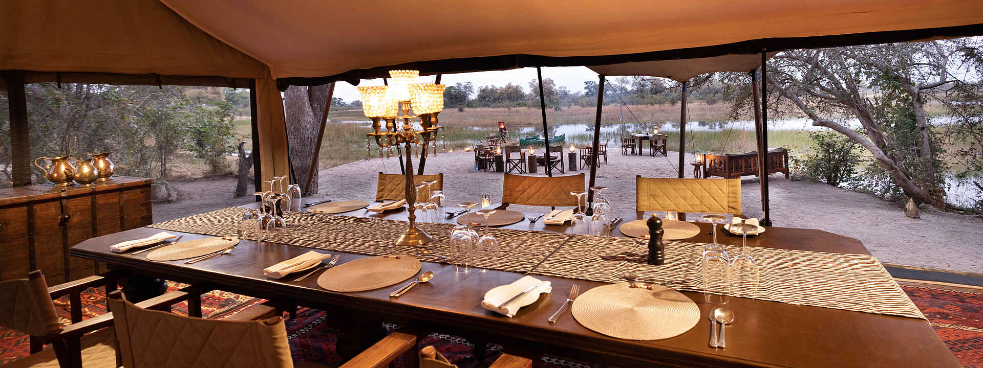 Der Essbereich des Okavango Explorers Camps mit Blick auf die Boma