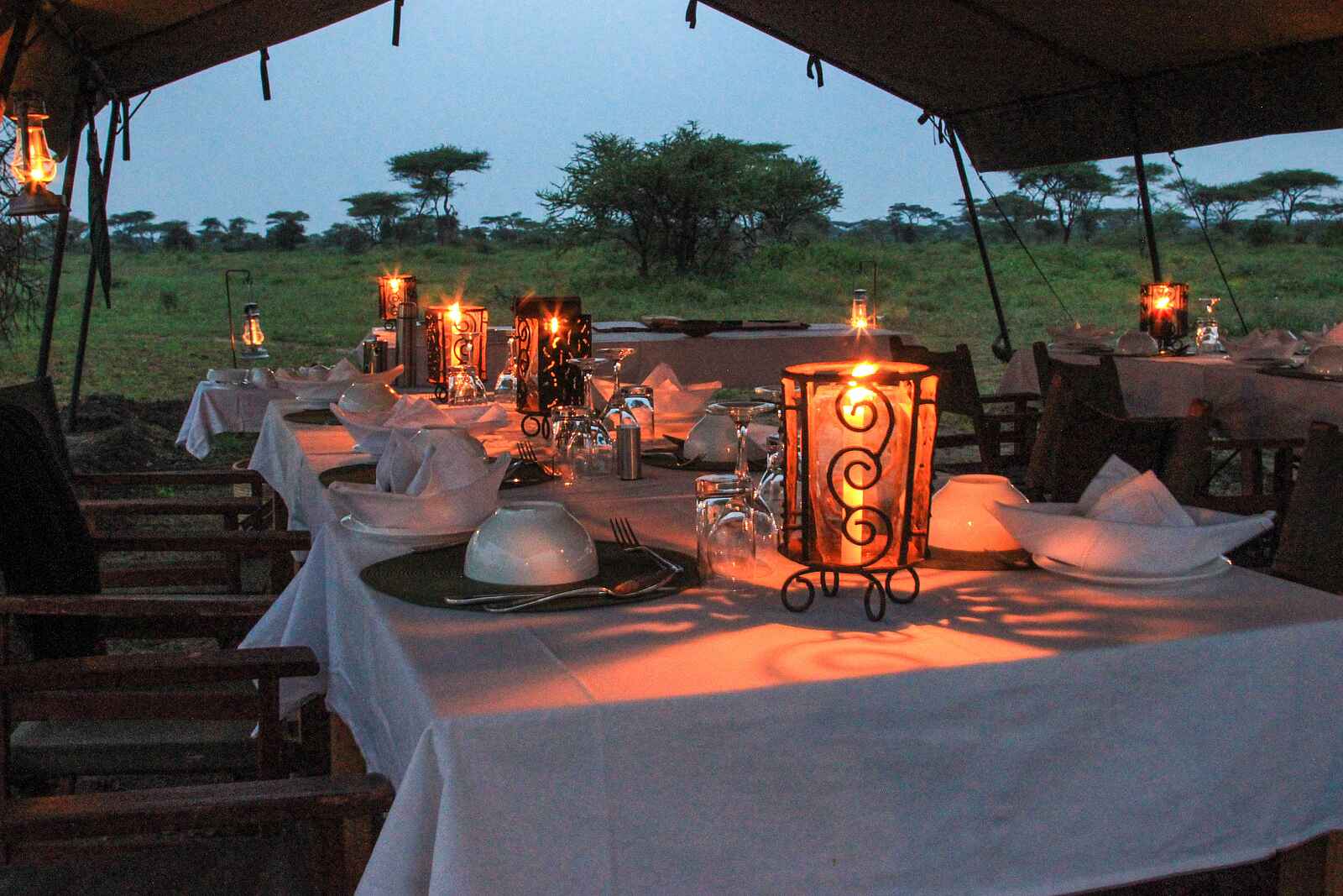 Olaado Camp: Dinnertafel Olaado Camp: Dinnertafel