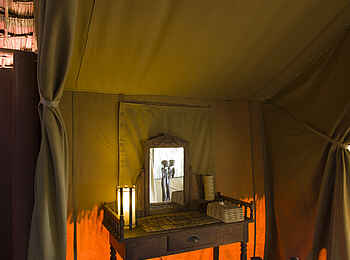 Olduvai Camp: Kleiner Schreibtisch