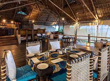 Pole Pole Bungalows: Restaurant mit Bar