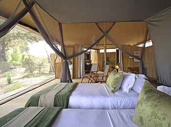 Roho ya Selous Camp: Twin Tent Blick hinein Roho ya Selous Camp: Twin Tent Blick hinein