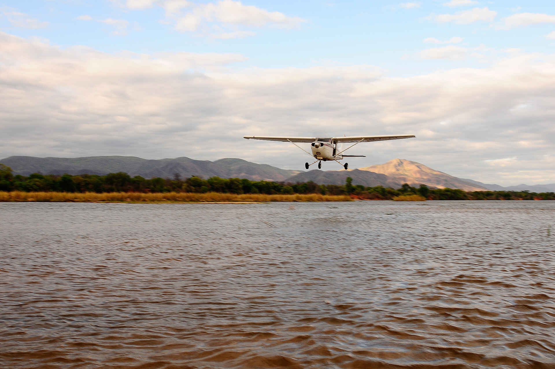 Royal Zambezi Lodge: Tiefflug über dem Sambesi